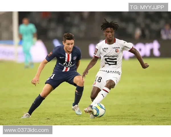 足球明星卡卡的珍藏卡片图片展示与收藏价值解析