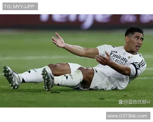 足球砸门将的瞬间反应与精彩扑救背后的故事与技巧分析 足球砸门将的瞬间反应与精彩扑救背后的故事与技巧分析